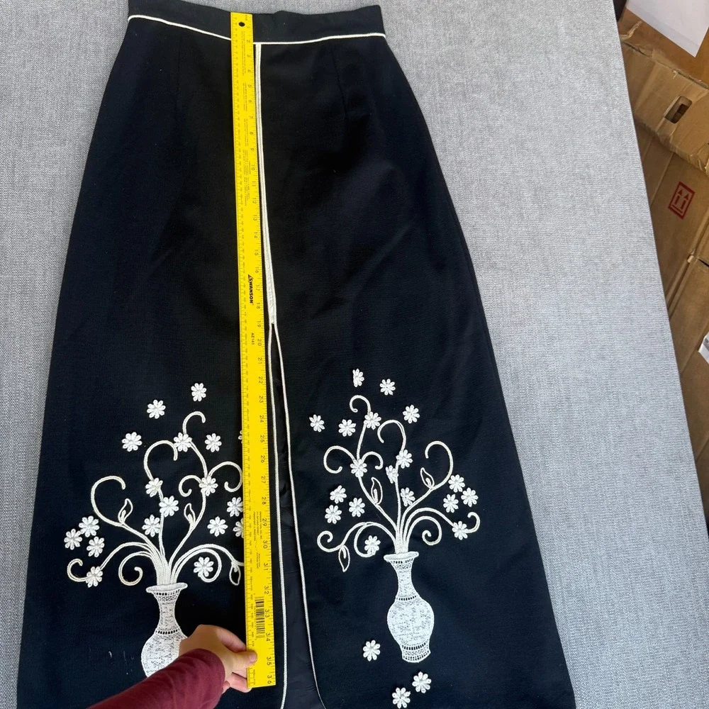 Vintage Robbie Bee Pencil Skirt Womens Black White Trim Floral Vase Embroidery